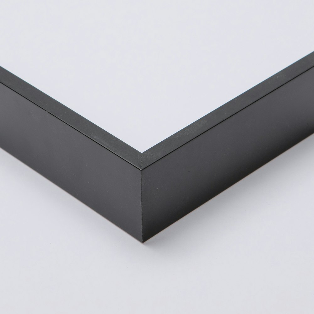 Float Frame moulding classic black corner detail