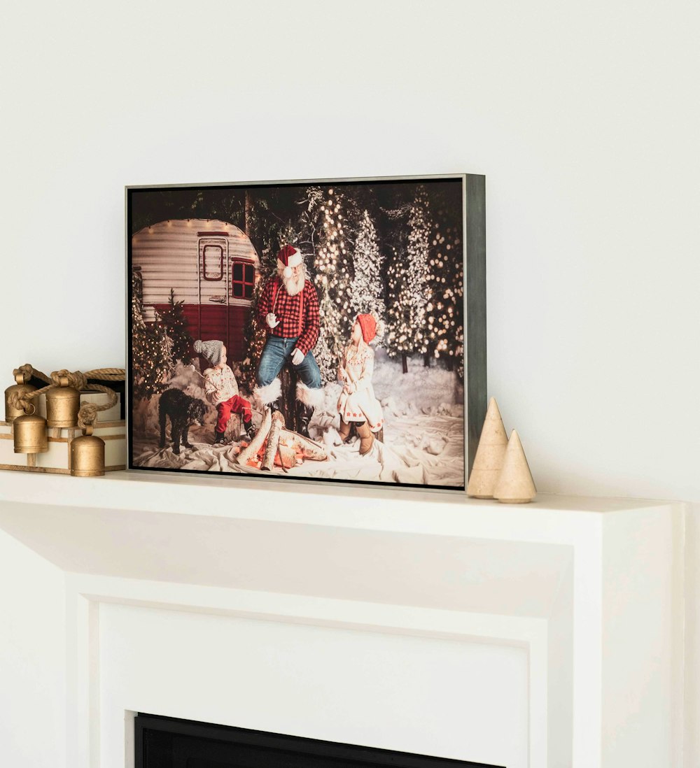 WHCC Holiday24 Nicole Float Frame mantel angled Web 45