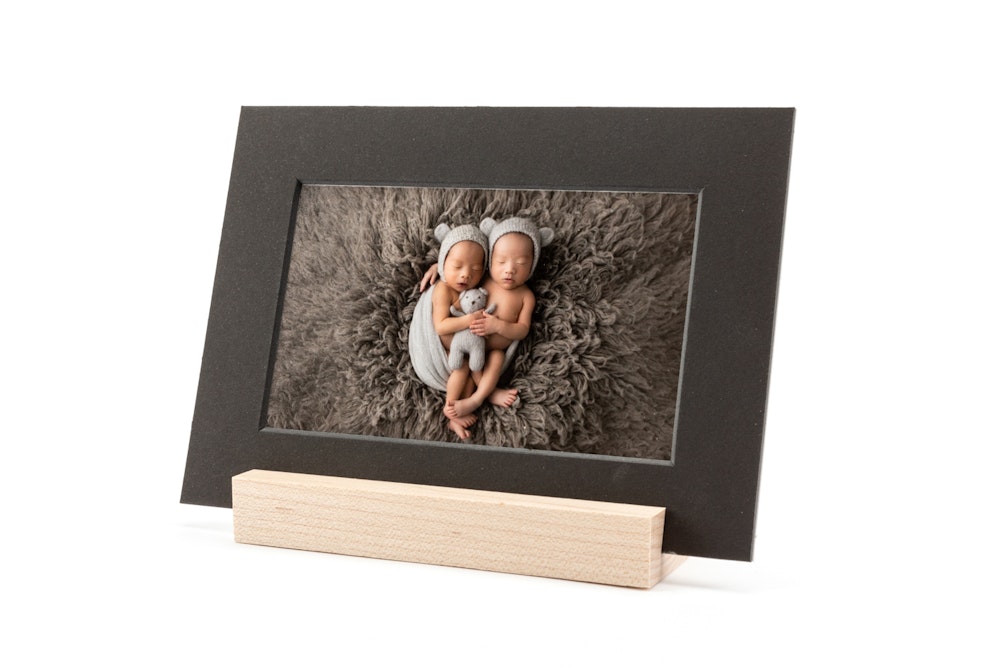 5×7 black matted print wood display stand
