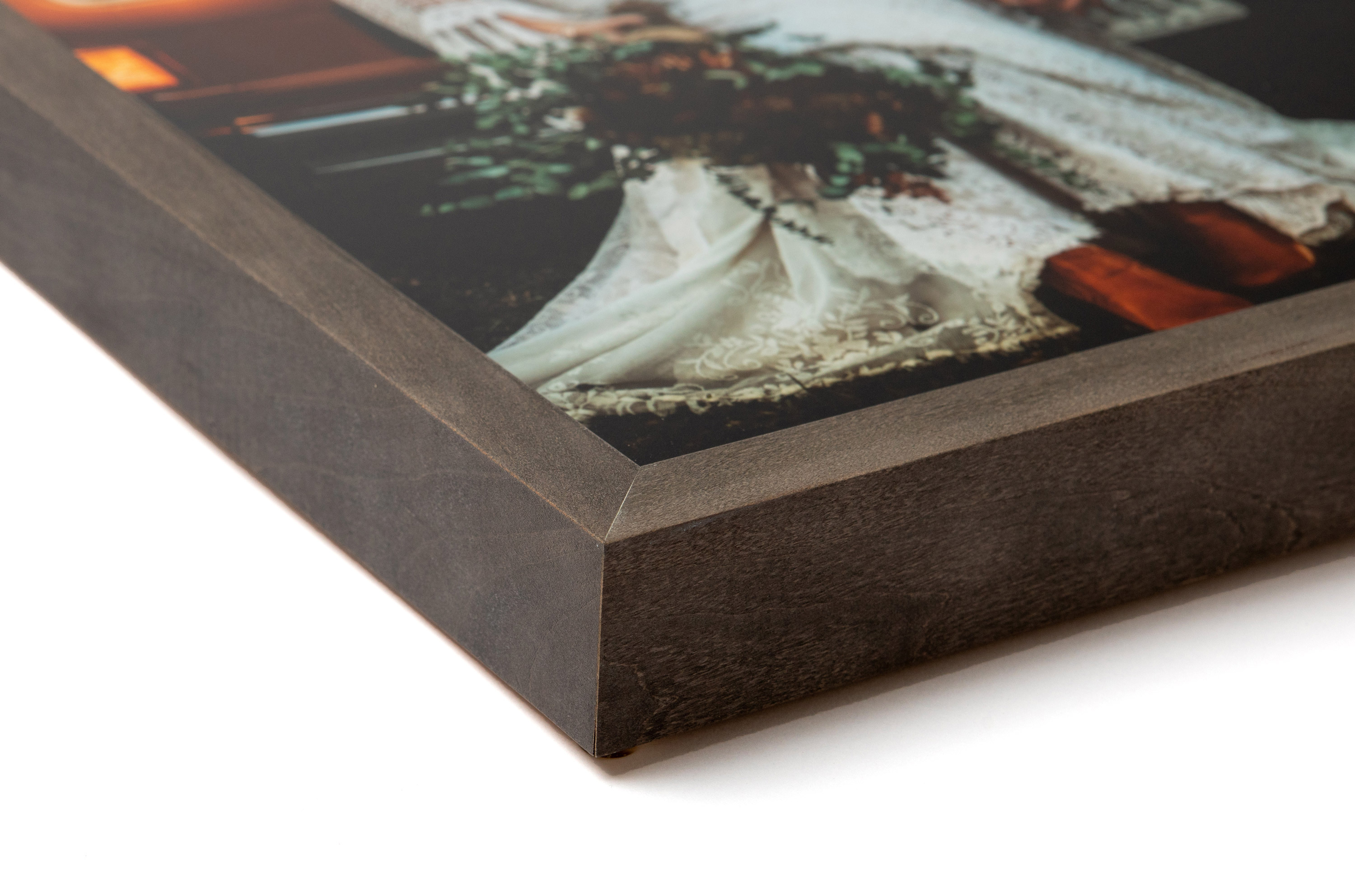 Corner detail of gray Woodland Frame moulding in ¾" width