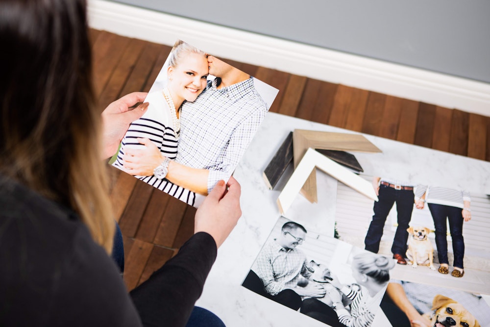 Holding multiple Photographic Prints during sales session