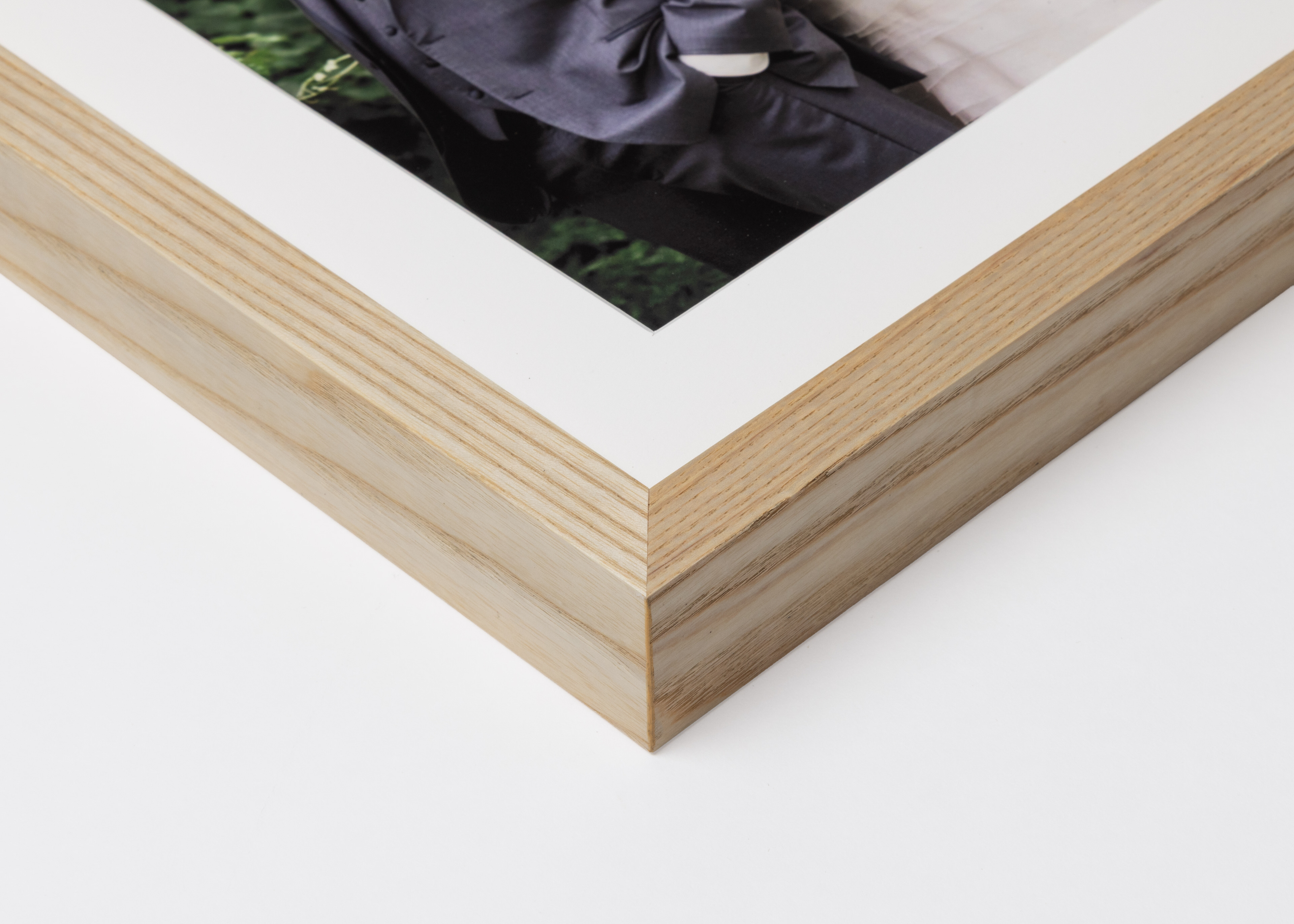 Corner detail of natural Woodland Frame moulding in ¾" width